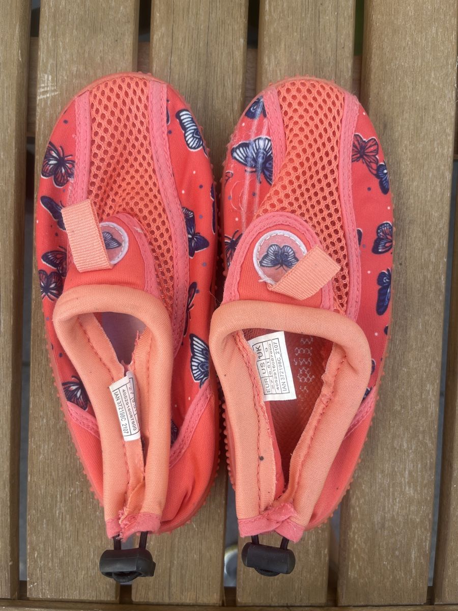 Scarpe per ragazze: Badeschuhe, Gr. 27, mit süssem Schmetterlingsmuster! – Usato da Kaisten venduto da saleforfun