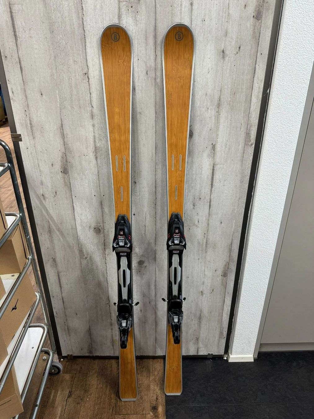 Skis: Bogner Premium Ski mit Echtholz-Oberfläche inkl. Bindung NEU – Neuf (Voir description) à Sursee par pilatus.sport