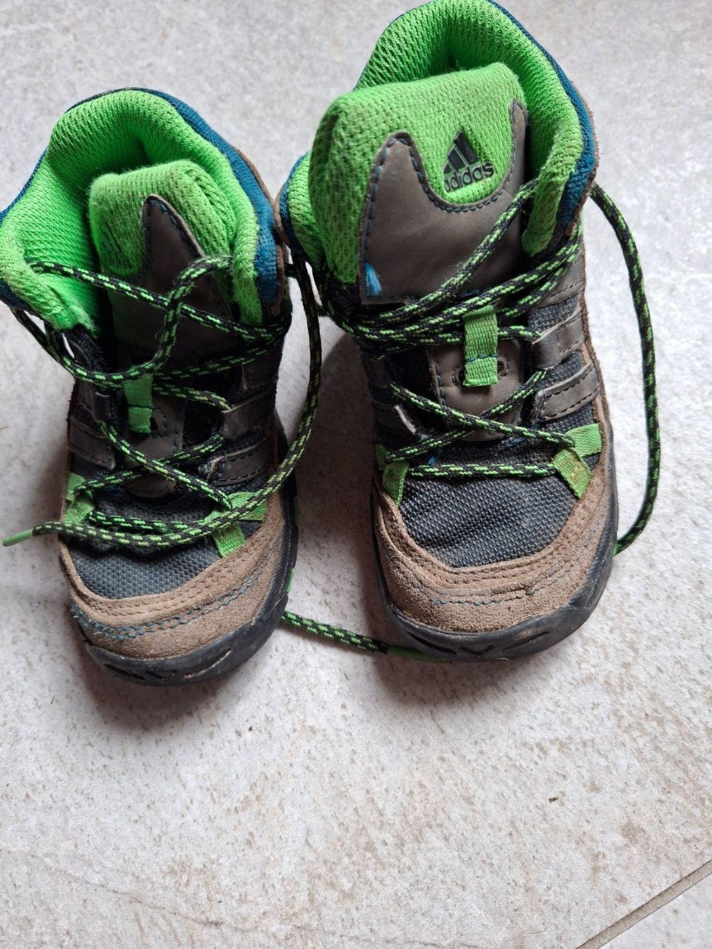 Adidas Chaussures garçon: Chaussures de marche taille 25 – D'occasion à Montmollin par islachat