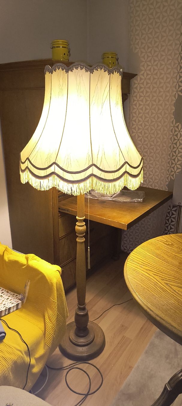 Lampade: stehlampe mit massiven holzfuss – Usato da schaffhausen venduto da walu