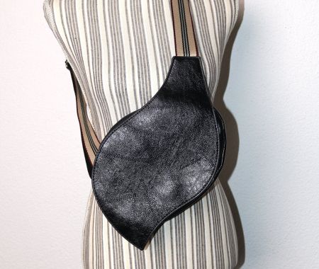 Stylische Crossbody Tasche in Blattform – Schwarz
