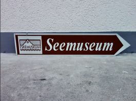 braunes Strassenschild SEEMUSEUM Wegweiser SEE MUSEUM braun