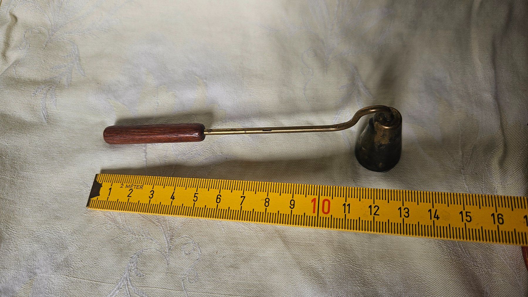 Candele: Piccolo spegni candele in metallo e legno – Usato da Melano venduto da H-Sara 1
