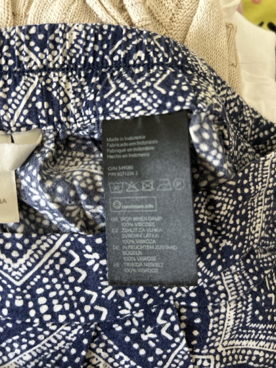 H&M Pantalons: Shorts fille - taille 34 - H&M – D'occasion à Savigny par Althea0202 2
