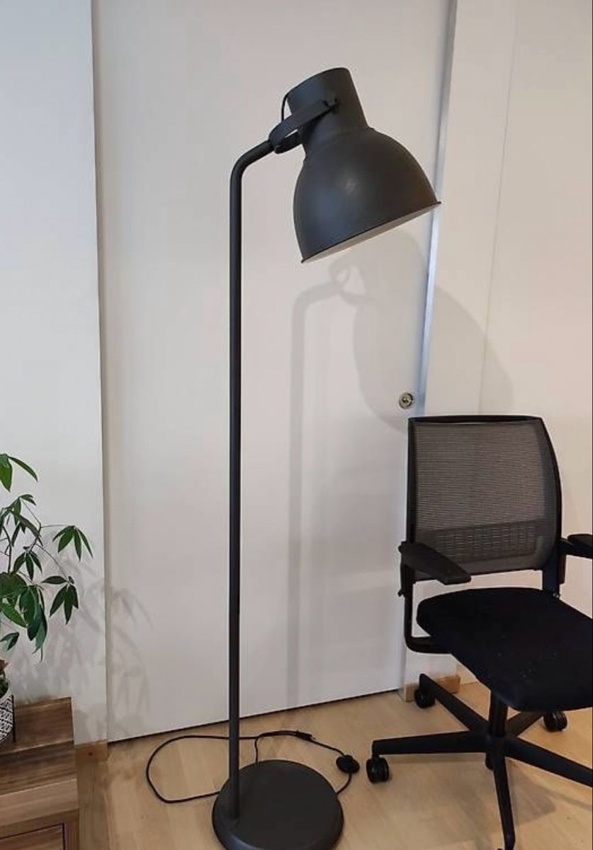 Lampade: Floor lamp black adjustable head used condition – Usato da Genolier venduto da adr_rph7 3