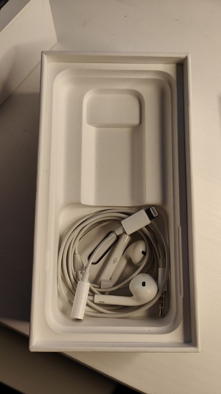 Apple Telefoni cellulari / Smartphones: iPhone 7 128Go noir en boîte avec accessoires – Usato da Lausanne venduto da LeConfiseur 2