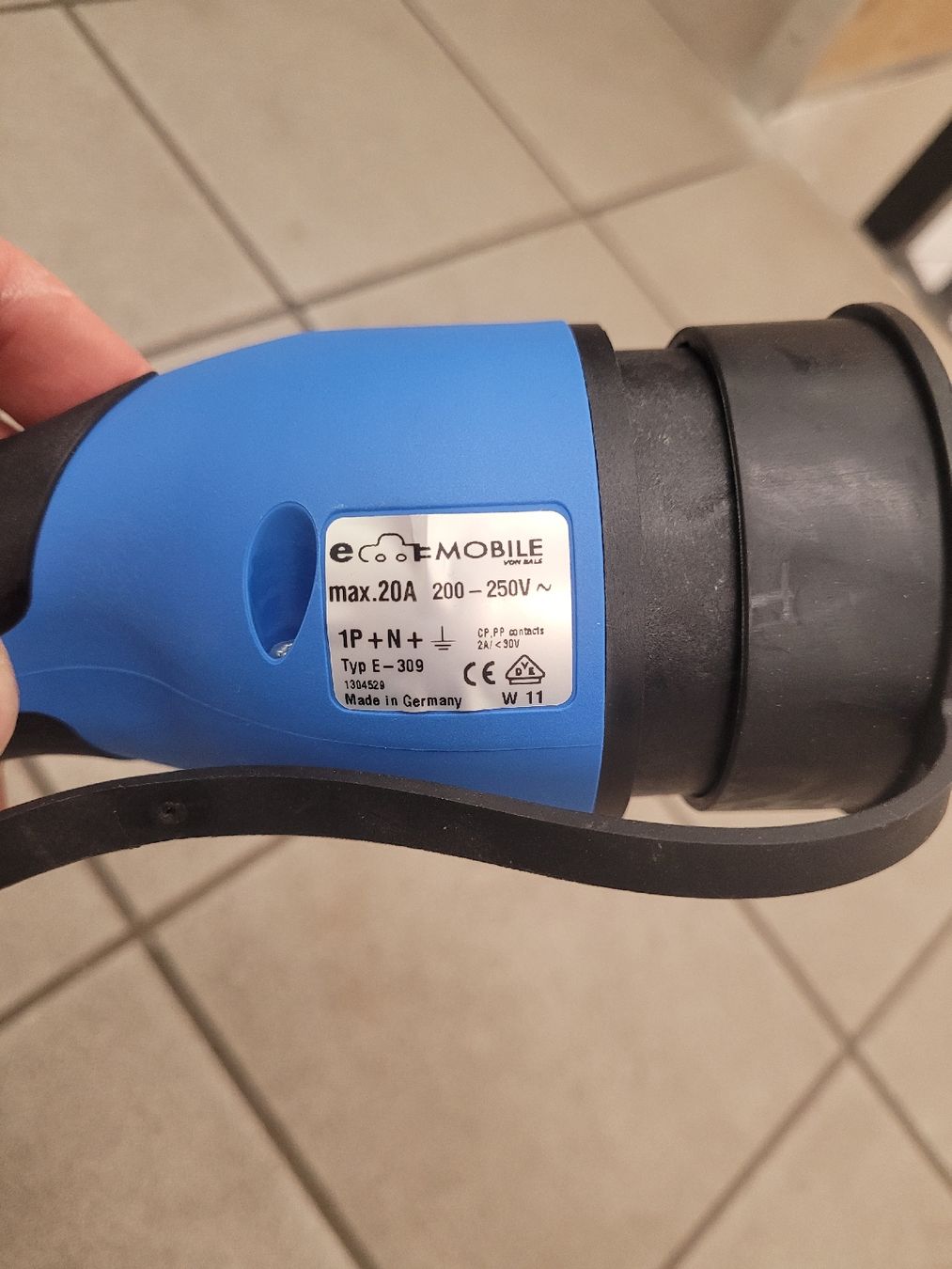 Chargeurs de batterie: Ladestation Kabel 200-250V – D'occasion à Steffisburg par Volvo_Cars_Thun 2