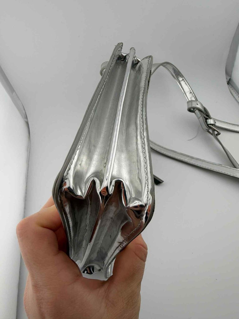 Taschen: Silberne Handtasche ✅ – Gebraucht aus Riehen von edu_92w7 9