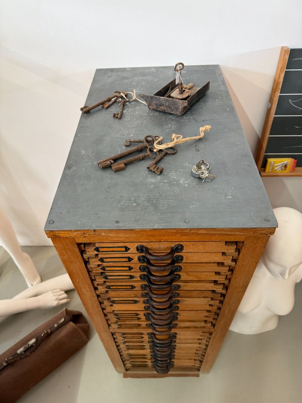 Cassettiere: Setzermöbel Bleisatz Hochkommode Schubladenstock Berlin – Usato da Dottikon venduto da beni1204 4