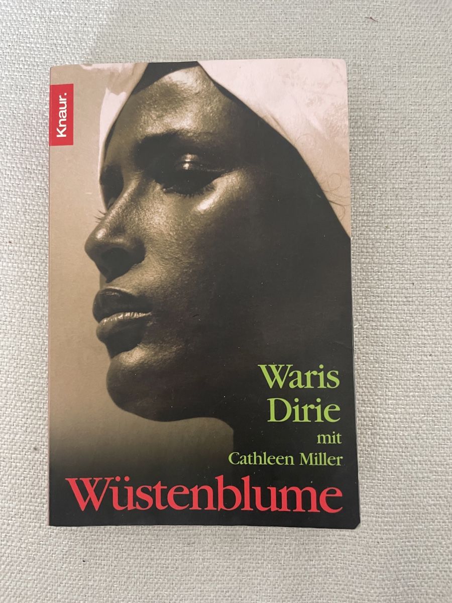 Libri: Waris Dirie "Wüstenblume" Taschenbuch – Usato da Einsiedeln venduto da loubi02