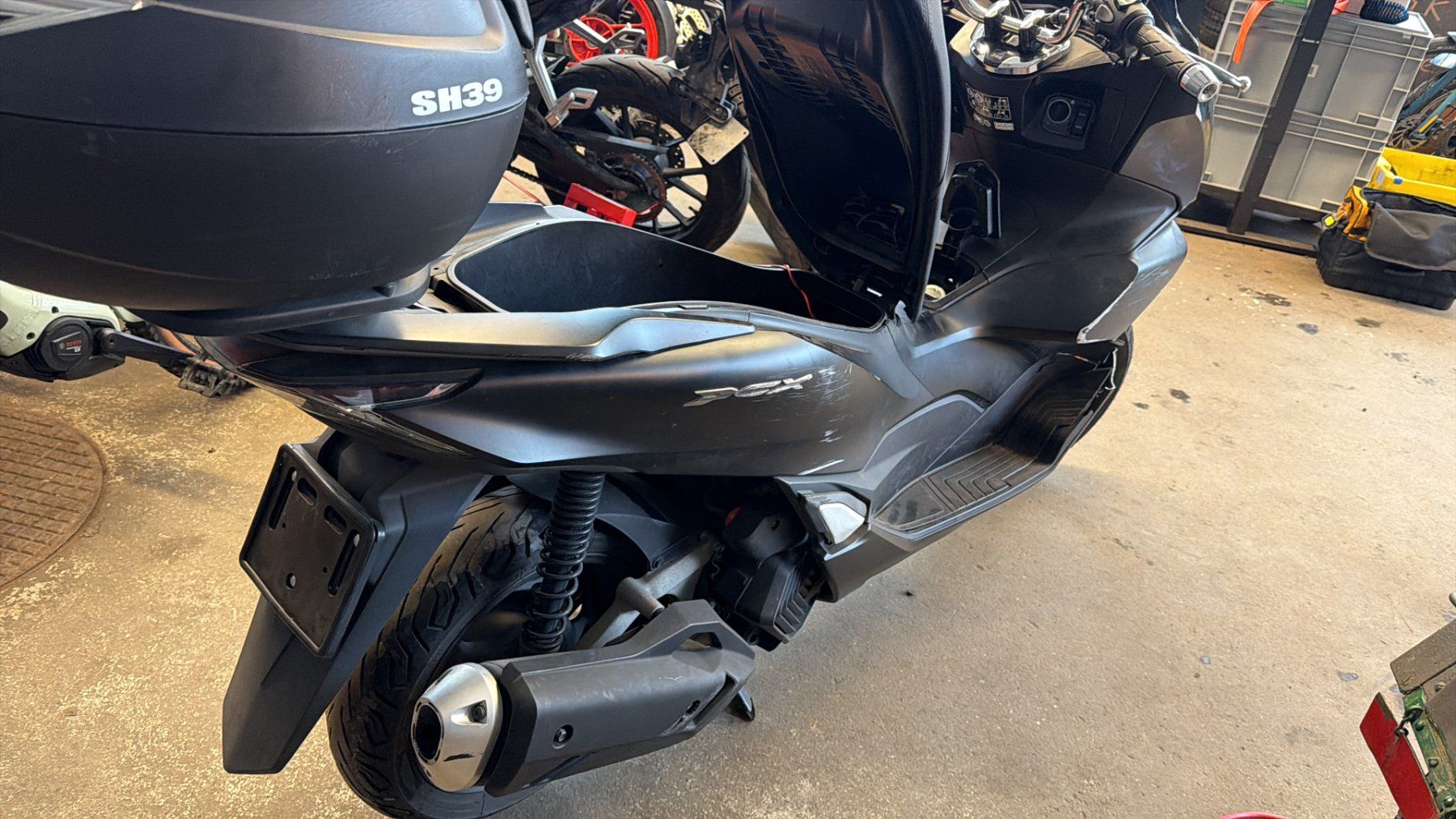Honda Scooter: Honda PCX125 jg 2023 unfall – Difettoso da Meien venduto da GSXR997
