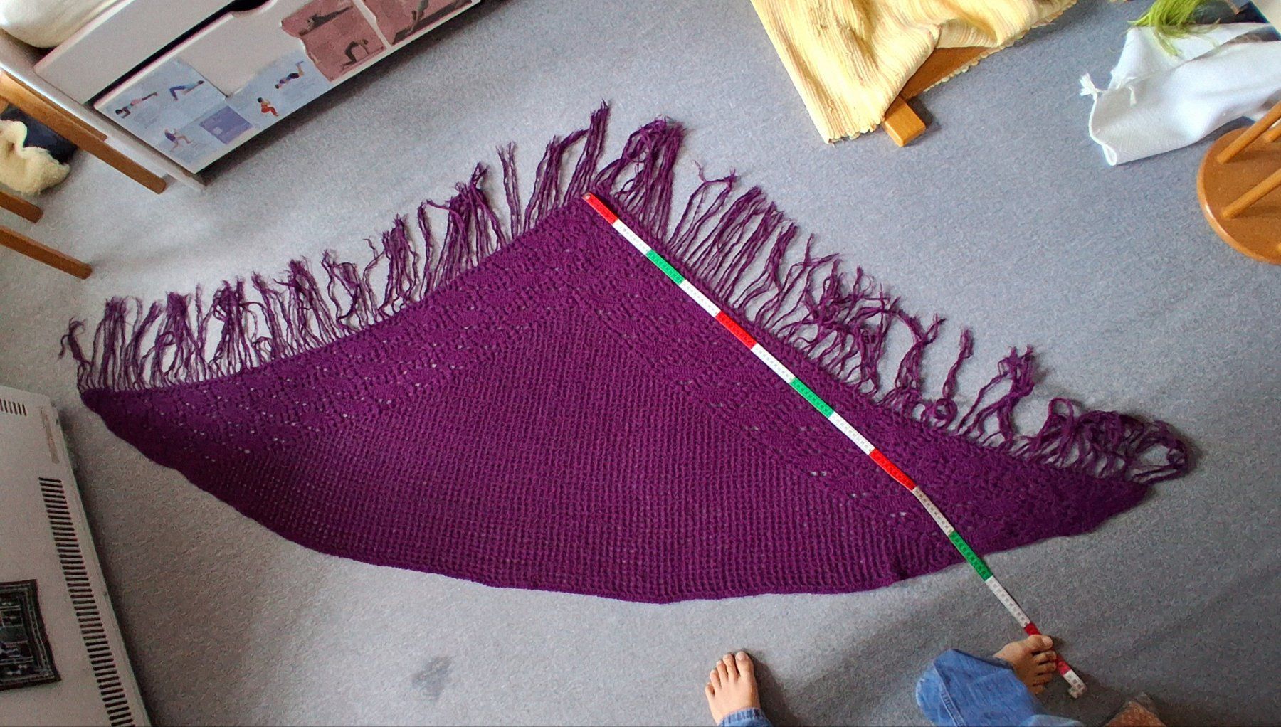 Foulard & Sciarpe: Grosser handgestrickter violetter Schal mit Fransen – Usato da Wald ZH venduto da e8e 6