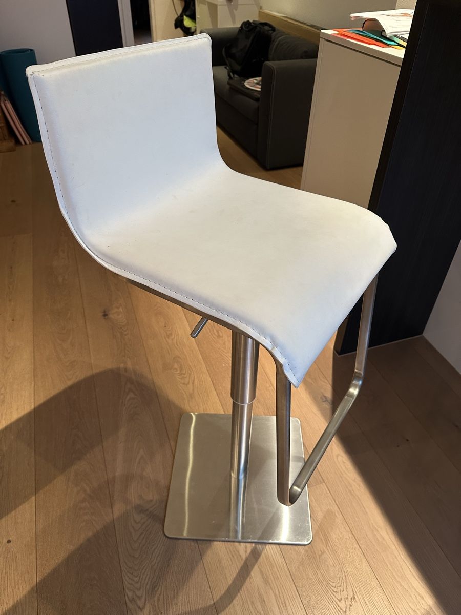 Hocker: 2 Barhocker weiss mit Metallfuss – Gebraucht aus Pfäffikon ZH von AnnSchi_1 1