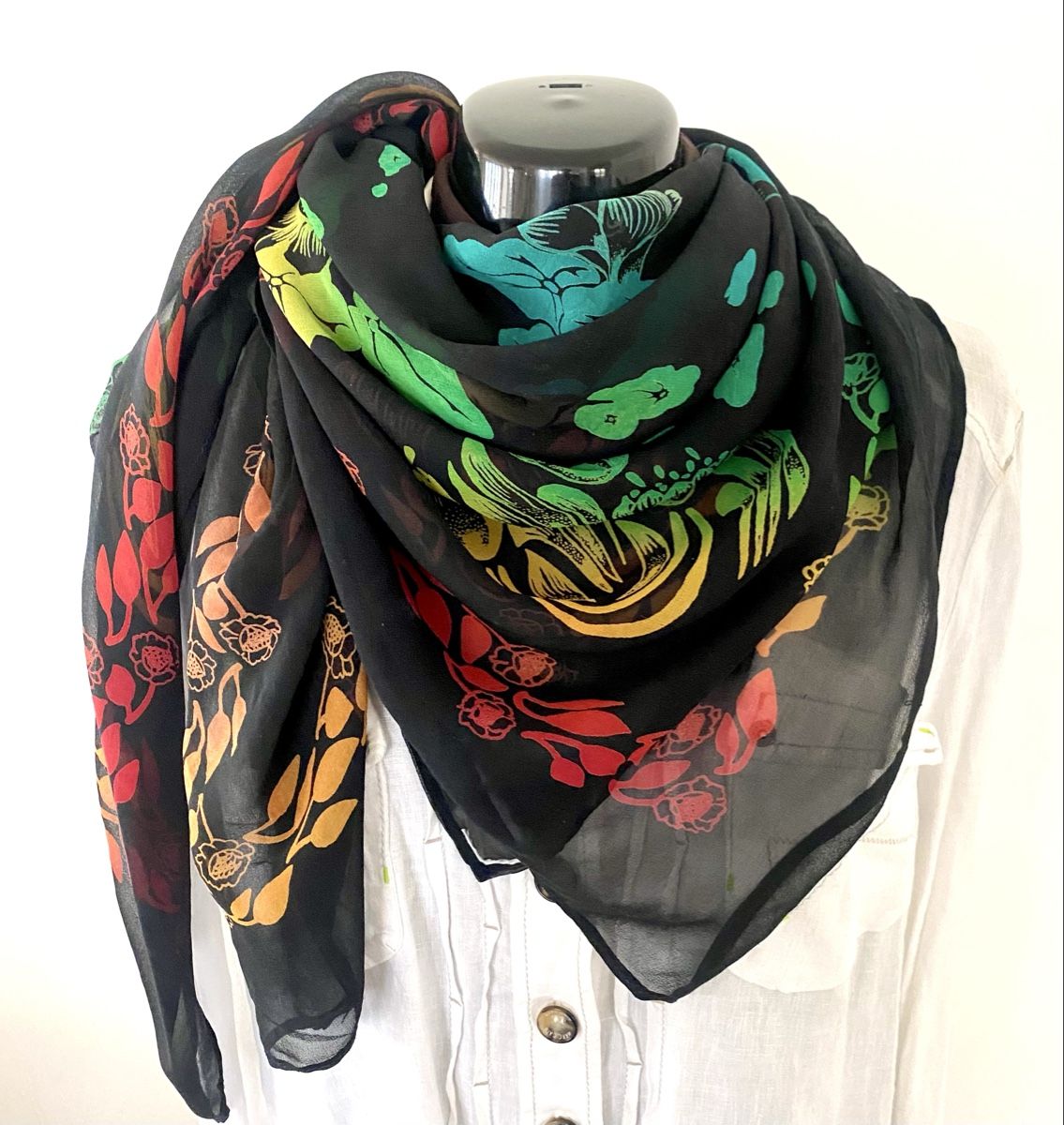 Foulards, Tücher & Schals: Luftig-leichter Seidenschal mit Regenbogen-Blumenmuster – Gebraucht aus Jona von Flamingoo
