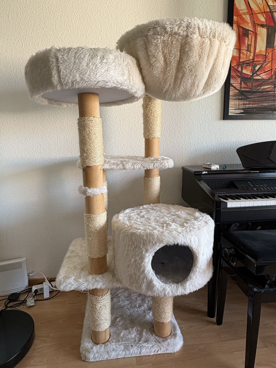 Tiragraffi: Cat tree multi-level beige plush scratching posts used – Usato da Steinhausen venduto da lou_k5sx