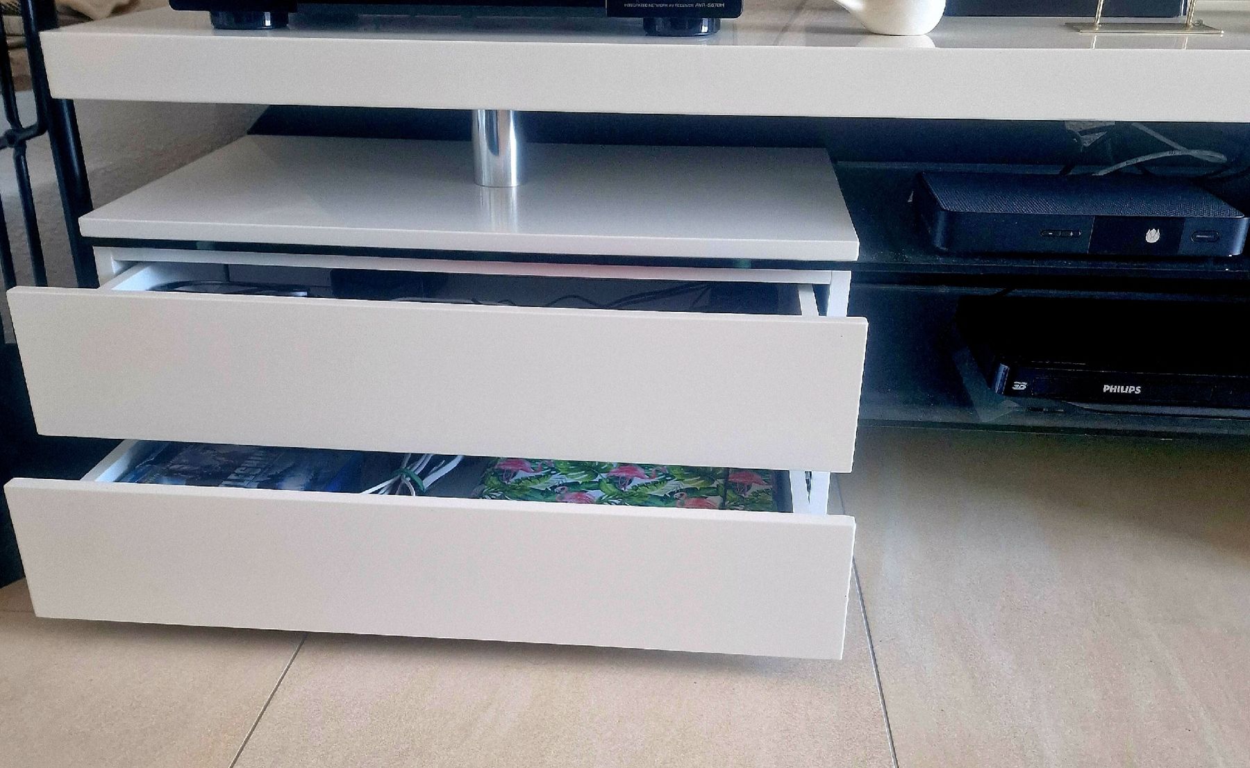 Meubles TV: TV-Möbel weiss mit Schubladen und Glasablage – Neuf (Voir description) à Aesch (Neftenbach) par Lu_shopping 1