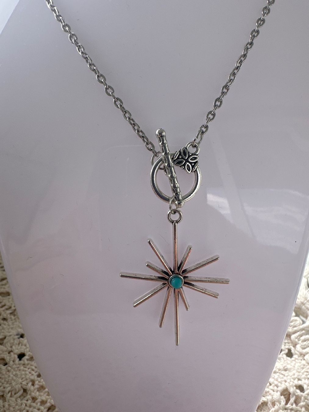 Catenine: Silver Tone Starburst Pendant Necklace, Toggle Clasp – Nuovo (secondo la descrizione) da Bouveret venduto da dou_g8q7