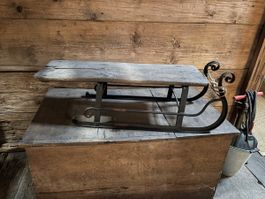 Altes Schlittli Holz Metall mit Seil Dekoration