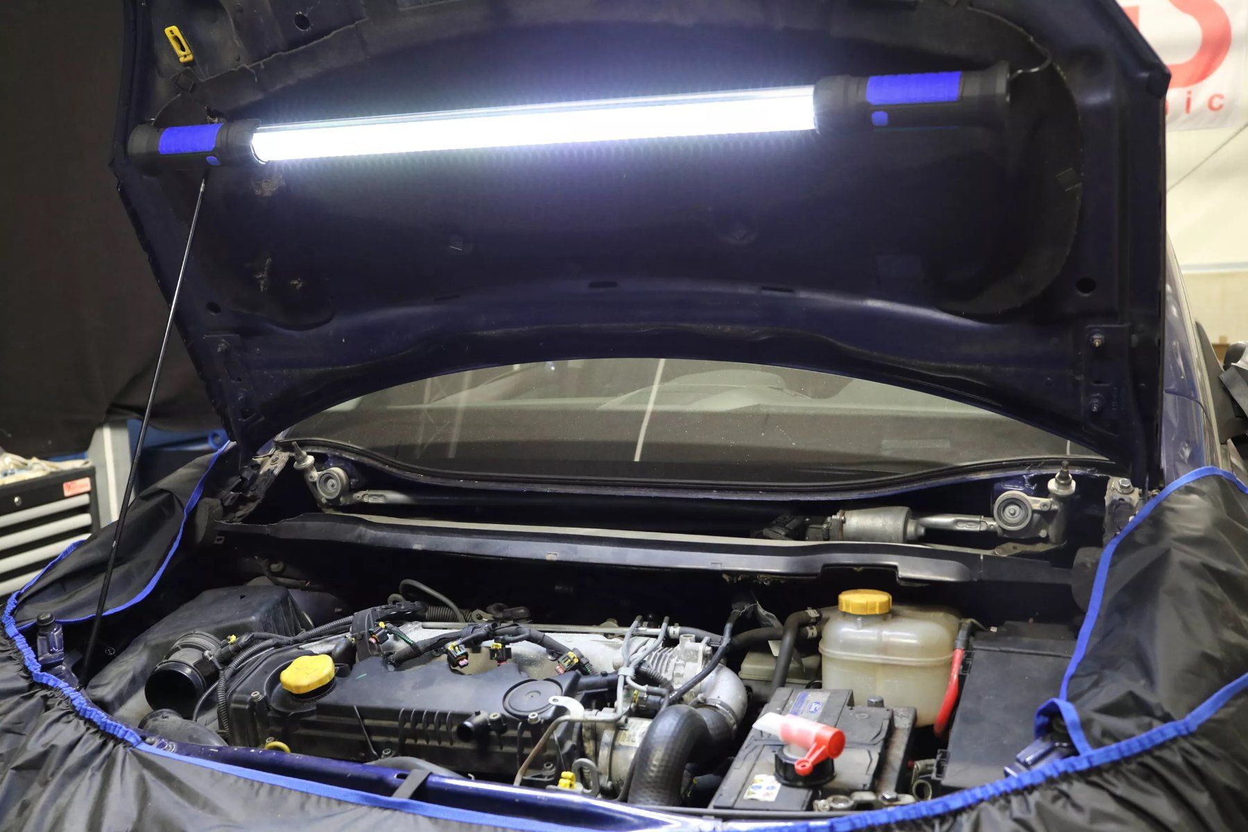 Lampen: LED-Motorhauben-Leuchte mit Akku – Neu und originalverpackt aus Dietikon von KFZ-Spezialwerkzeuge 3