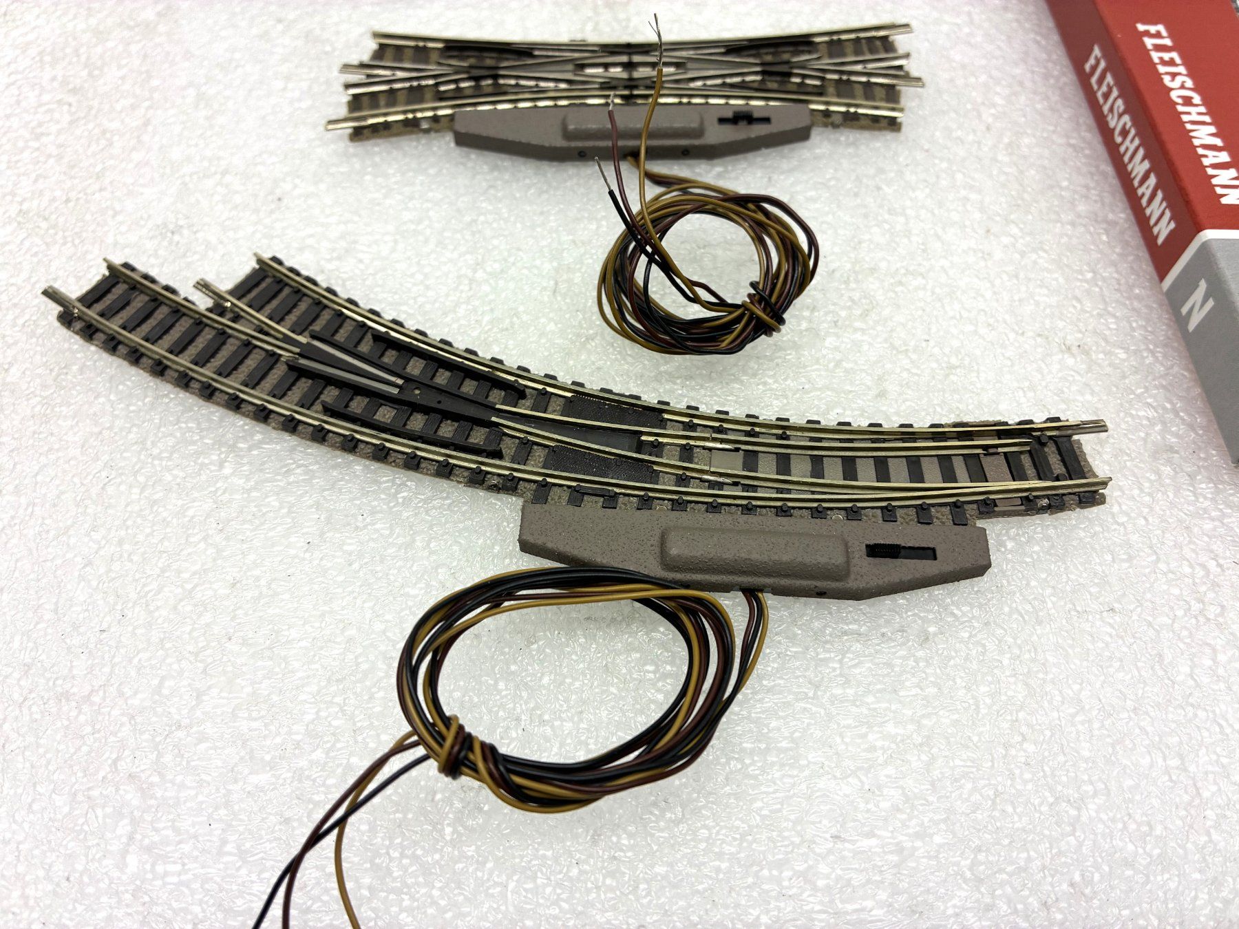 Fleischmann Modellini di ferrovie: Fleischmann N: 2x el. Bogenweichen R/L - 1 Kreuzungsweiche – Usato da Thun venduto da retoolinoo 1