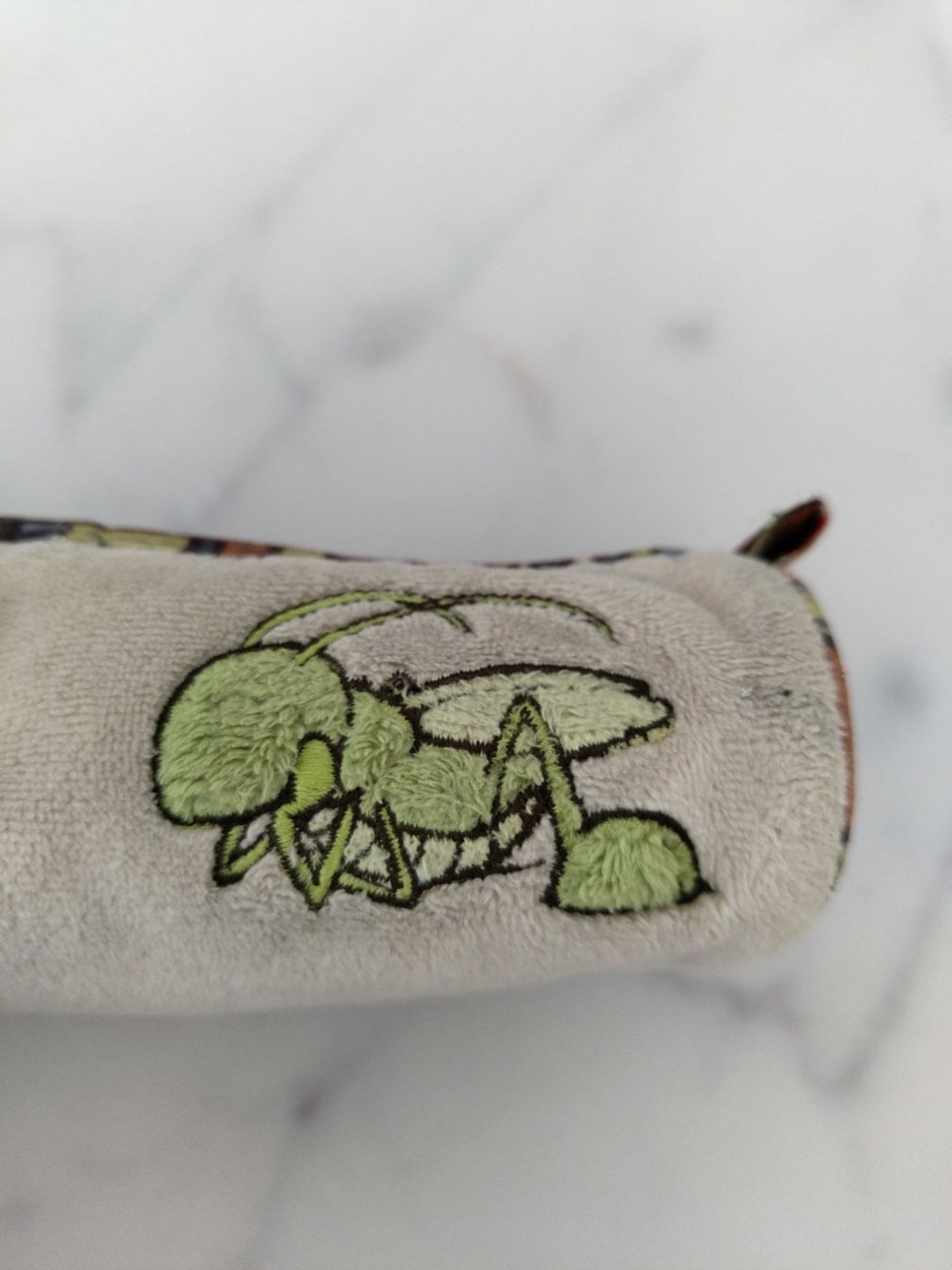 Autres écriture & dessin: Etui mit Grille Motiv helle Farbe – D'occasion à Reinach ag par Wildschwein_Braten 1