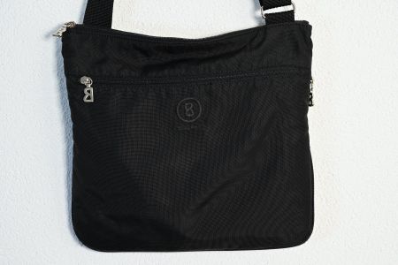 Schwarze Bogner Umhängetasche mit Reissverschlüssen