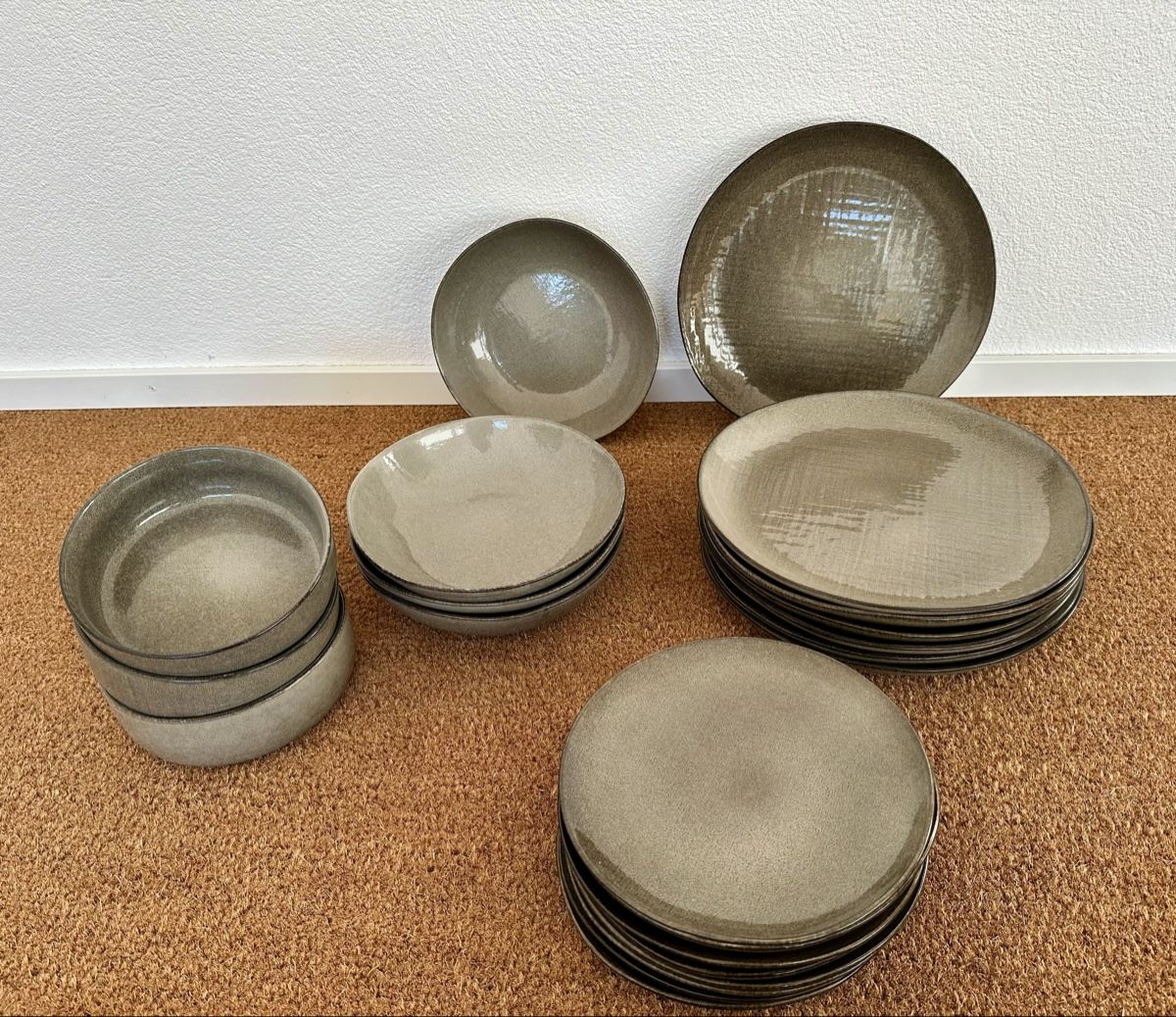 Maisons du monde Geschirrsets: Teller Set – Gebraucht aus Wettswil von HESAMIDA