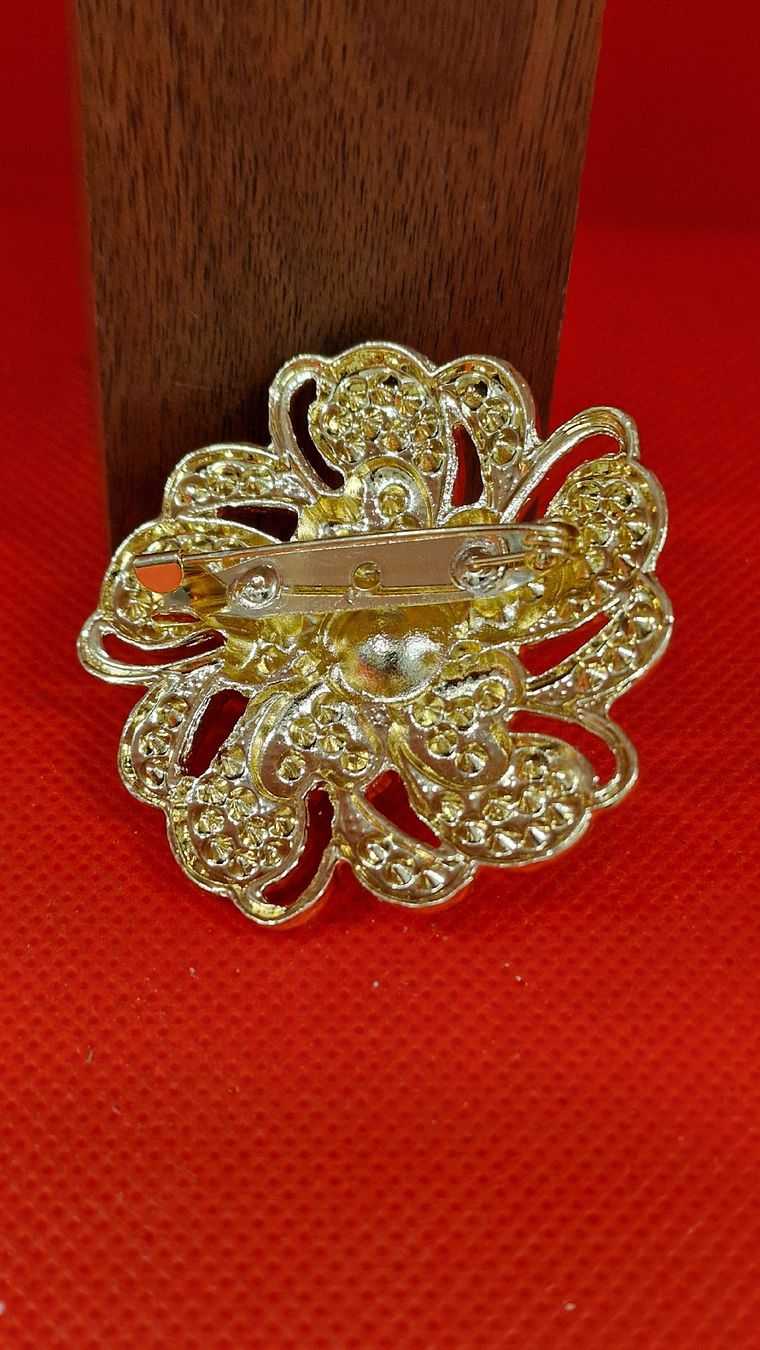 Broschen & Nadeln: Brosche Blumenform mit Perle und Steinchen neu – Neu (gemäss Beschreibung) aus Herisau von Antiques.AR 1