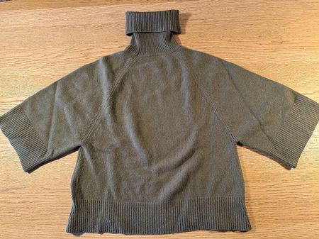 Theory  Airywool Turtleneck in Wool & Cashmere Blend Unworn