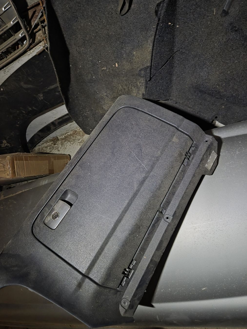 VW Tutti pezzi di ricambio auto: Golf 5 Gti Handschuhfach j 2005 – Usato da Leuggern venduto da yan_yl99