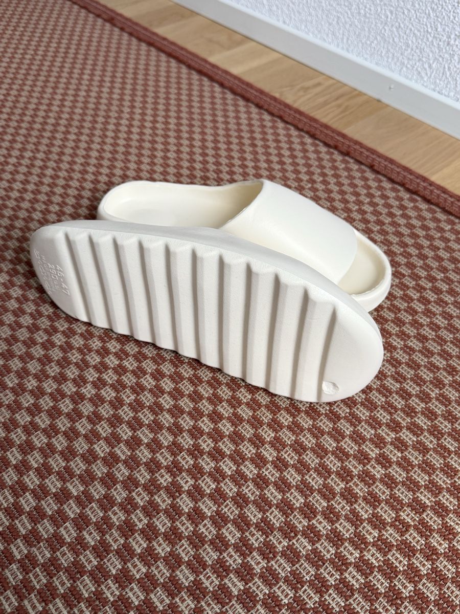 Scarpe da uomo: Comfy White Slides - Size 46-47 - Perfect for Summer – Nuovo e nell'imballaggio originale da Luzern venduto da georgelawrence 1