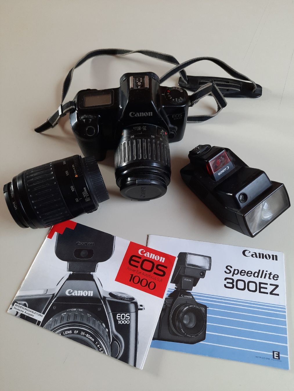 Canon Fotocamera: Analogkamera Canon EOS 1000 mit 2 Objektiven und Blitz – Usato da Nottwil venduto da mar_jqm7 9
