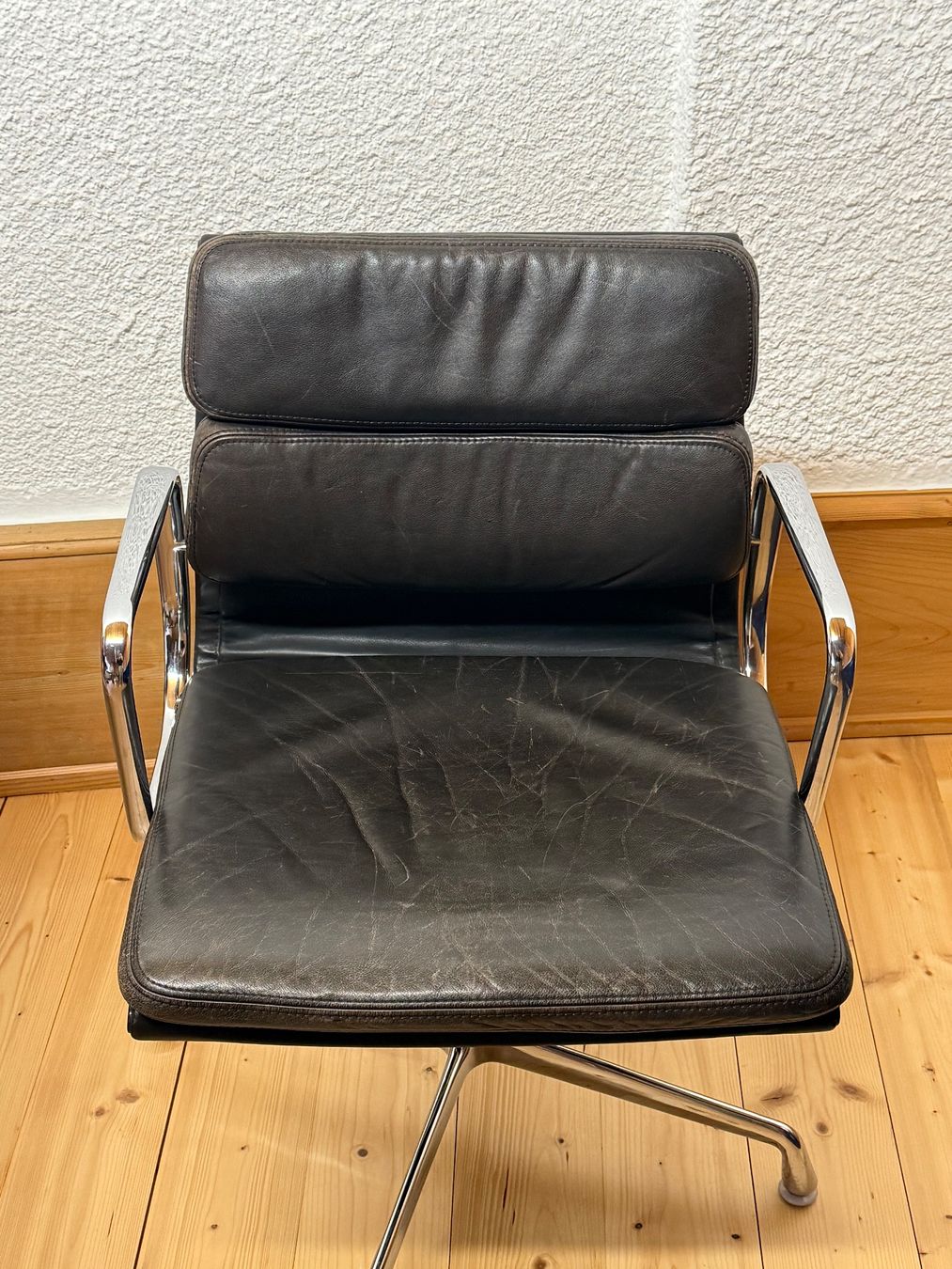 Herman Miller Sedie: EAMES CHAIR Soft Pad EA 208 – Usato da Basel venduto da Nadelberg 1
