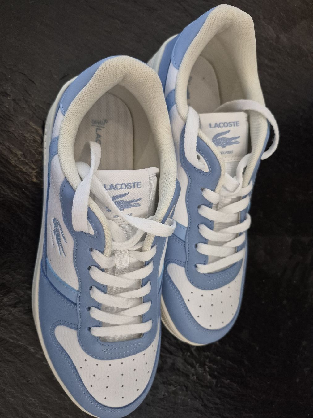 Lacoste Chaussures femmes: lacoste Leder Sneaker hellblau weiss – Neuf (Voir description) à Zizers par cla_hhz8