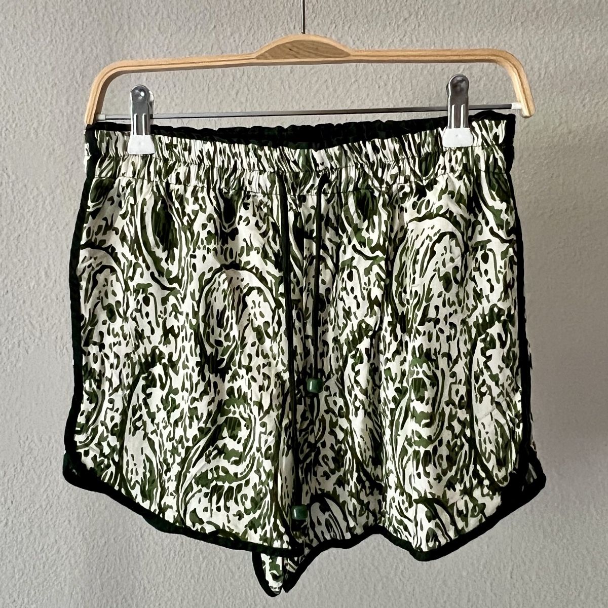 Zara Pantaloni: ZARA Shorts – Nuovo (secondo la descrizione) da Lütisburg venduto da mahee