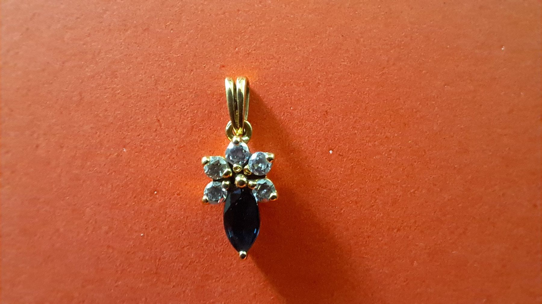 Pendentifs: Kleiner Diamantanhänger – D'occasion à Pfäffikon ZH par Valsangiaccomo 2