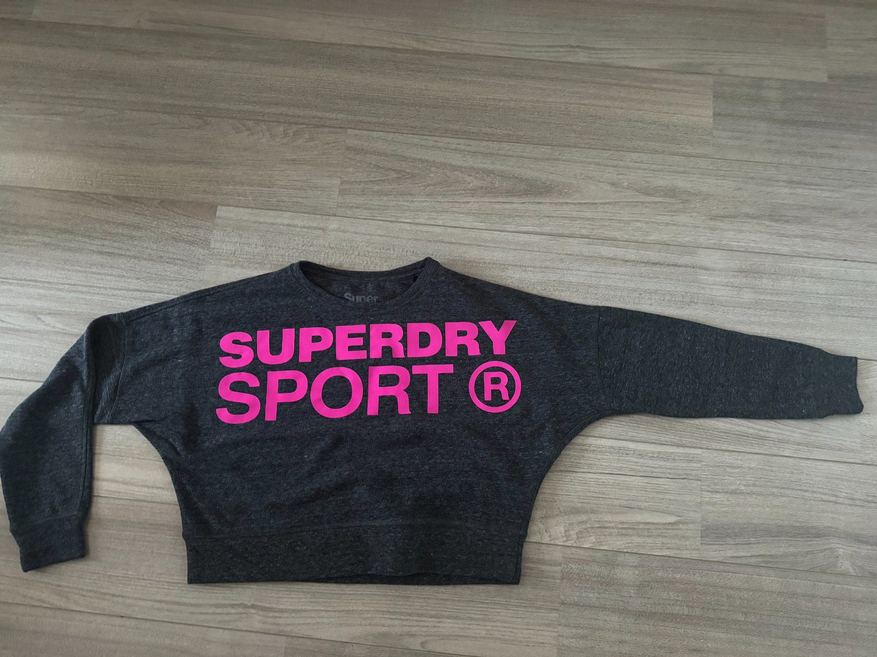Superdry Pullover & Sweatshirts: Super Dry Sport Pullover Gr. 36 dunkelgrau/pink – Gebraucht aus Bonstetten von VCLS