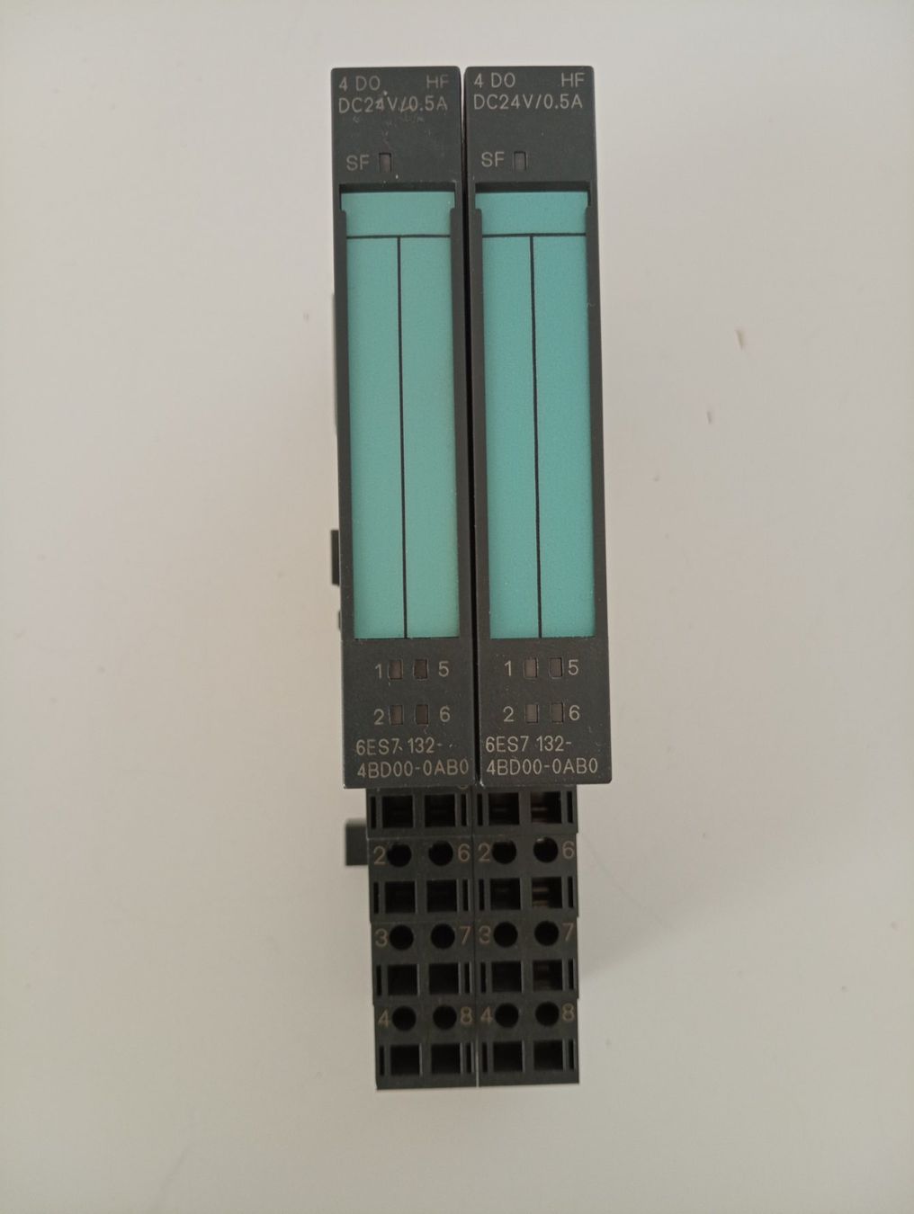 Siemens Componenti elettronici: 2x Siemens SIMATIC ET200S Modul 4DO DC24V 6ES7132-4BD00-0AA0 – Usato da Ufhusen venduto da HKSC