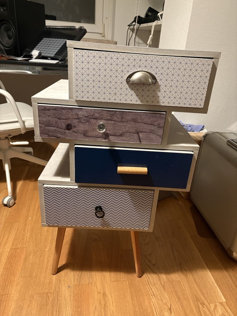 Cassettiere: Kommode mit vier Schubladen bunt gebraucht – Usato da Zürich venduto da Dr.oost