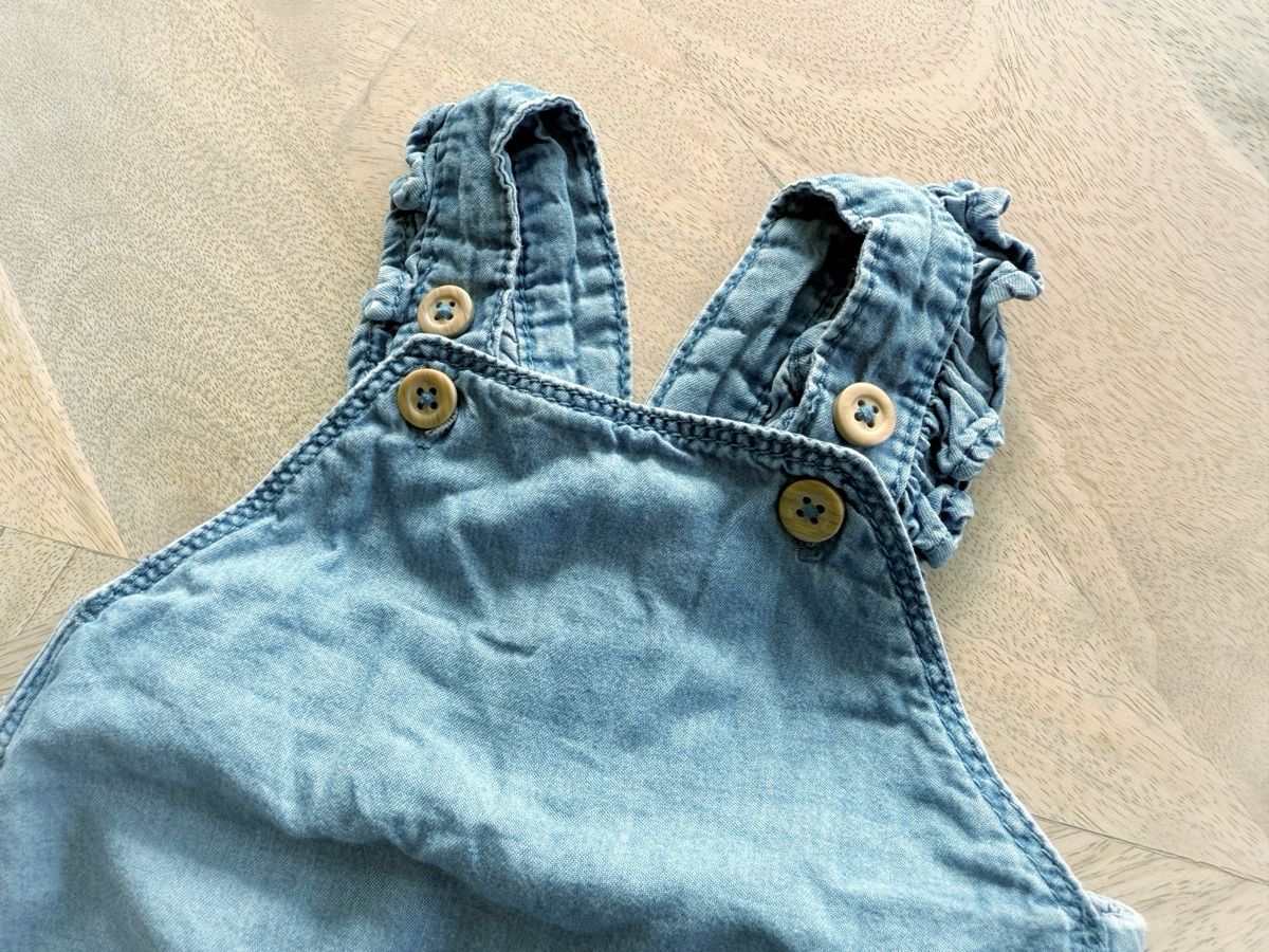 H&M Hosen: Baby Jeans Latzhose Gr. 62 – Gebraucht aus Eggenwil von Lissi82 1
