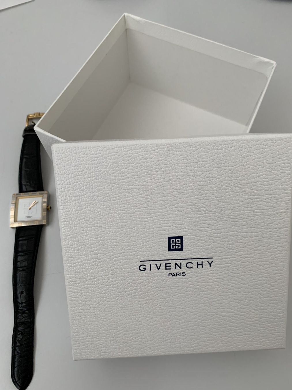 Givenchy Orologi: Armbanduhr "GIVENCHY" – Usato da Wil SG venduto da horizonte254 7