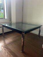 Cassina LC10 Couchtisch 70 × 70 cm – Glas / Chrom