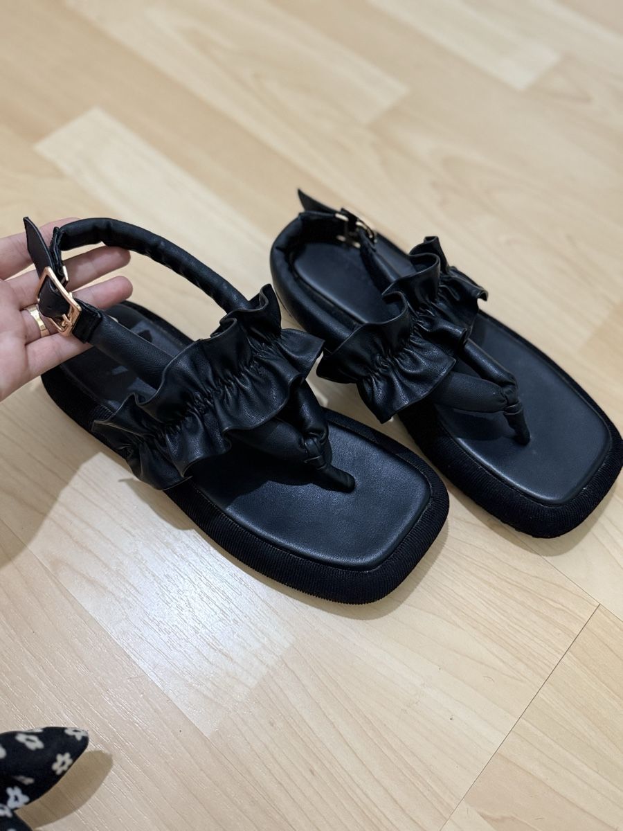 Scarpe da donna: Platform sandals / Black Summer Sandals with Ruffles – Usato da Seon venduto da Avina12 2