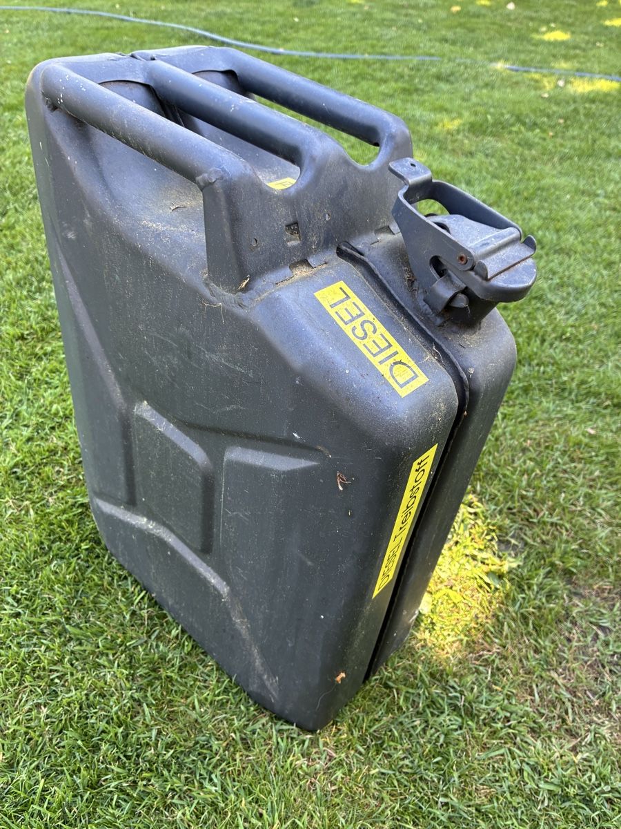 Schweizer Armee Taniche per benzina: Benzin oder Dieselkanister 20Liter – Usato da Hittnau venduto da Luki78 2