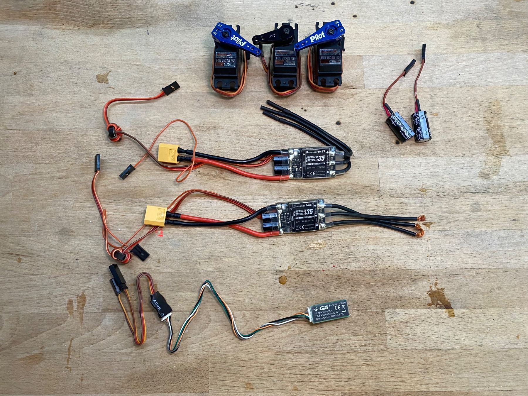 Graupner Fernsteuerungen: Graupner Hott 3 Servos und 2 Regler – Gebraucht aus Magden von iApple