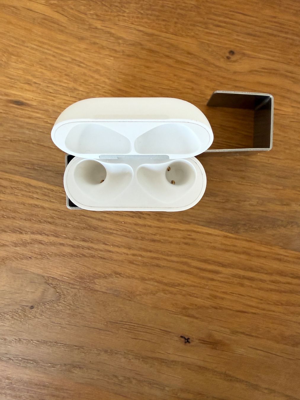 Apple Cuffie: APPLE AirPods 4 Charging Case – Usato da Lausanne venduto da Nine1982 1