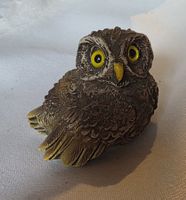 Eule Figur aus Stein wunder schön mit Gelbe Auge sie Foto