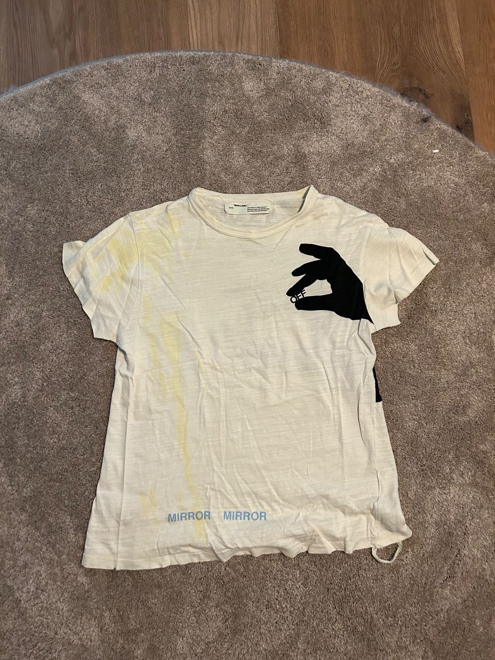Off-White T-Shirts: Off White Mirror Mirror T-Shirt mit Kurkuma Flecken – Gebraucht aus Zürich von Manfred.Z 1