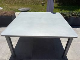 Table extérieur Fermob grise