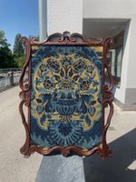 Antiker Wandteppich in verziertem Holzrahmen